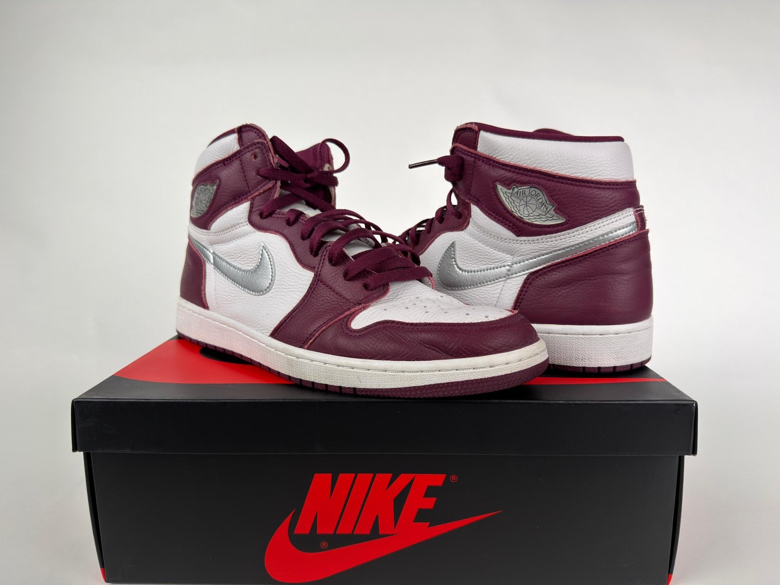 Nike Air Jordan 1 Retro High OG Bordeaux, Ophalen, Zo goed als nieuw, Overige kleuren, Sneakers of Gympen