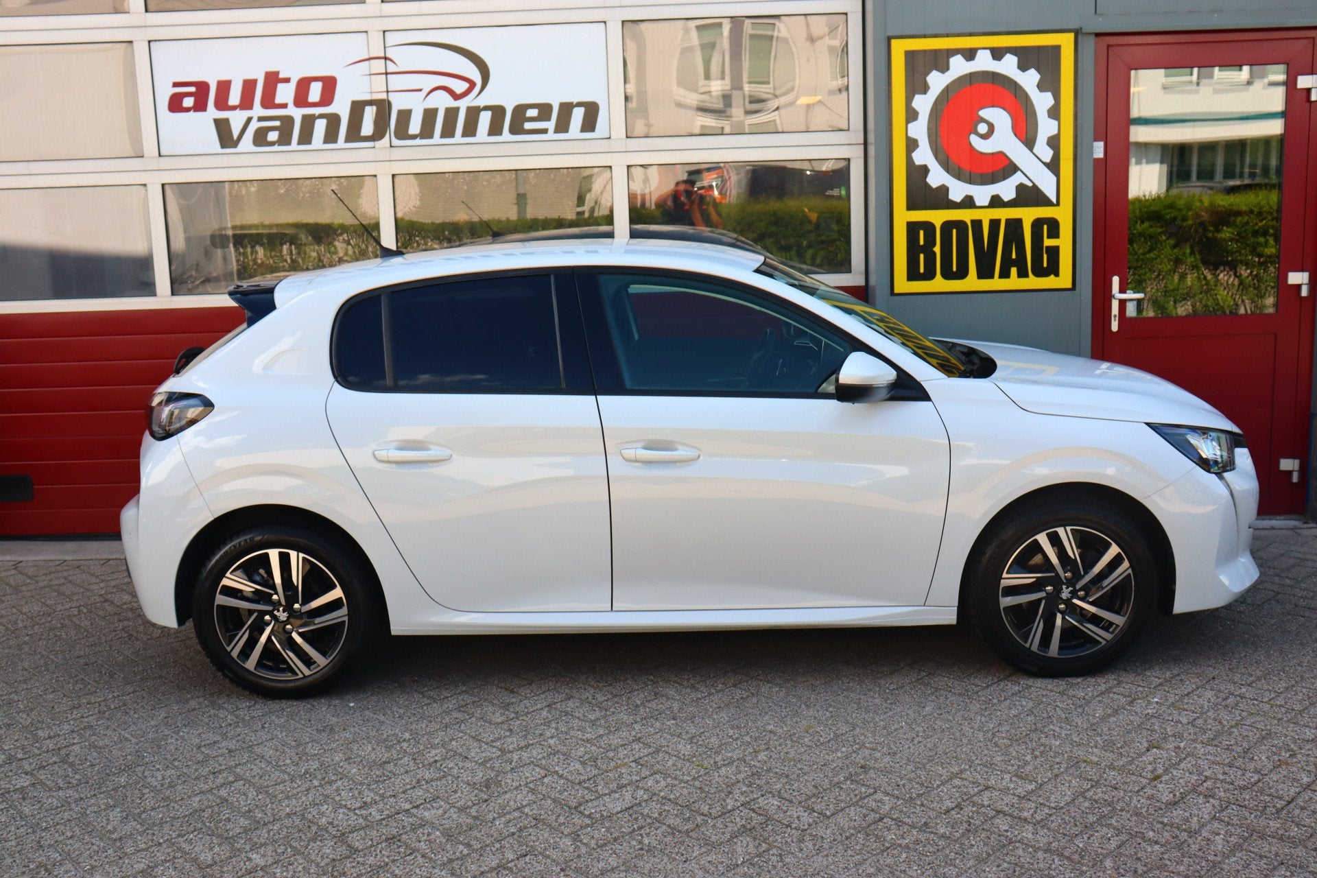 Peugeot 208 1.2 PureTech Allure Pack O.a: Dig. Display, DAB,, Gebruikt, 1199 cc, Automatische klimaatregeling, Leder en Stof