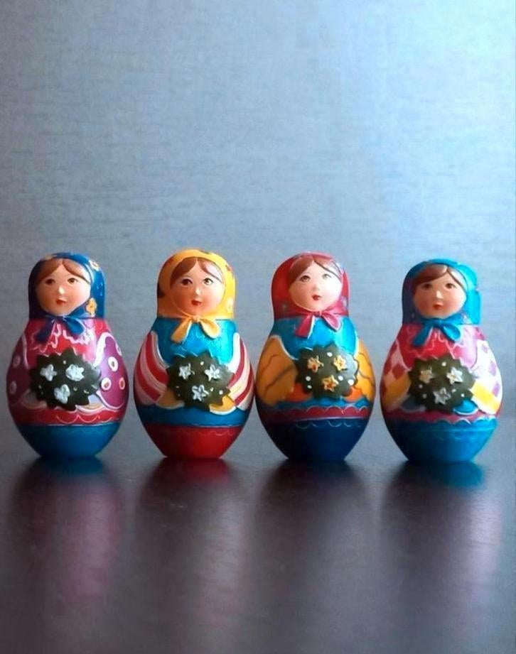 vintage vier handgeschilderde aardewerk dames figuurtjes, Ophalen of Verzenden