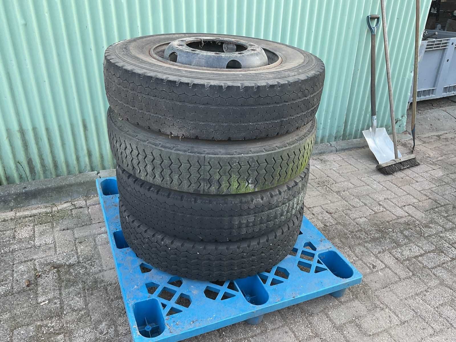 Vrachtwagenband met velg 10 R22,5 (8x), Auto-onderdelen, Banden en Velgen, Gebruikt, Band(en)