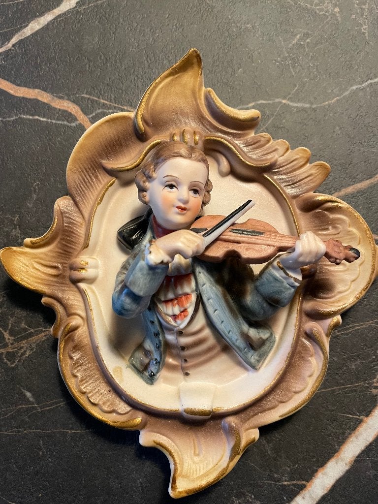 Klassiek biscuit porselein wandhanger violist, Ophalen, 17 cm, 16 cm, Klassiek