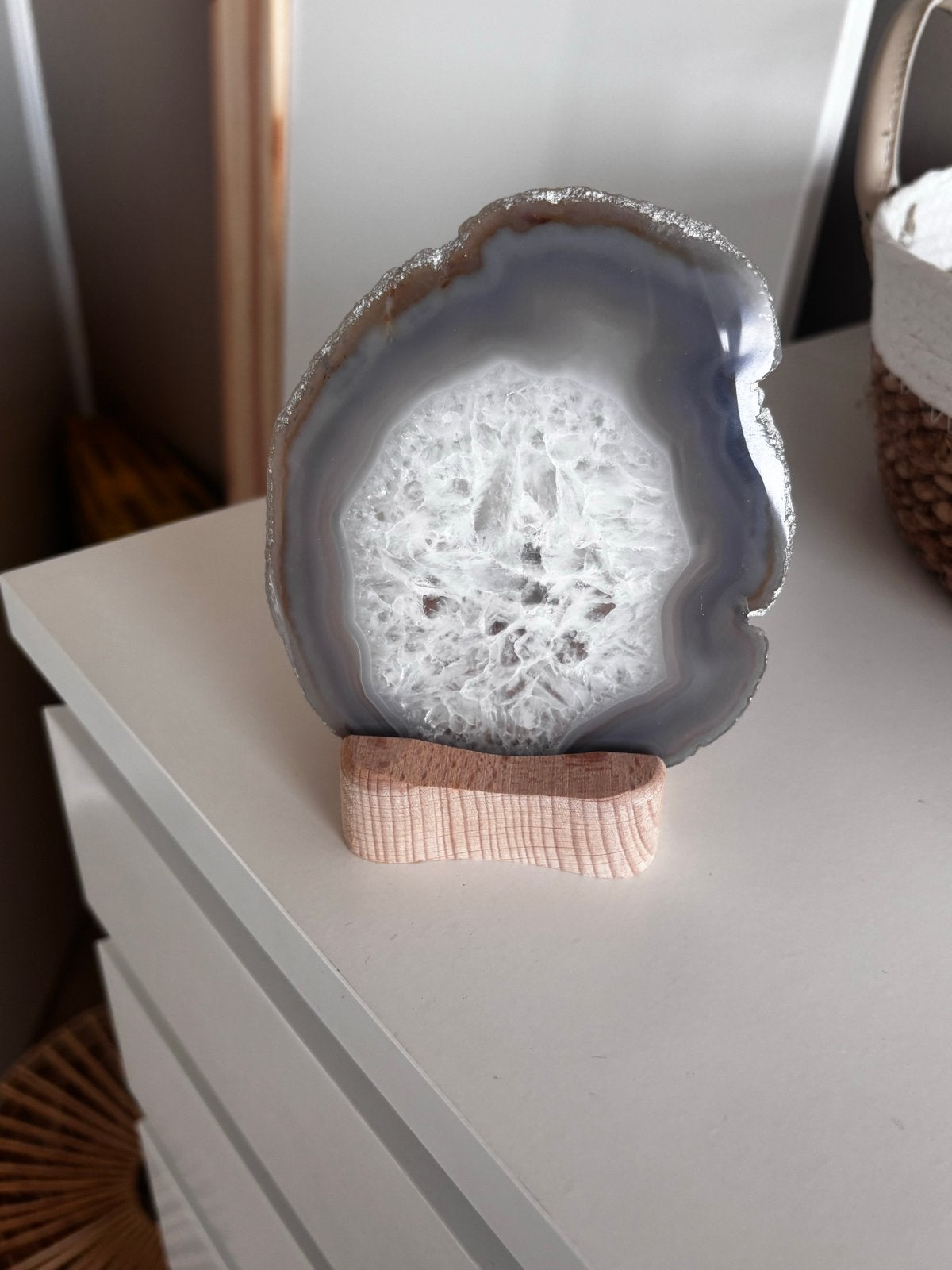 Agate schijf met houten standaard - Decoratief, Huis en Inrichting, Ophalen of Verzenden, Zo goed als nieuw, Natuurlijk materiaal