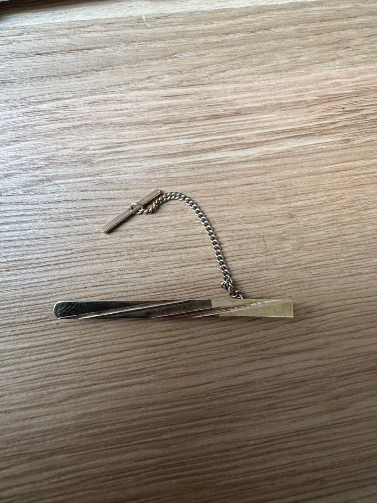 Gouden dasspeld met ketting, Ophalen of Verzenden, Zo goed als nieuw, Goud
