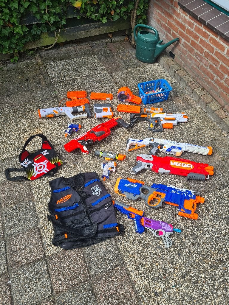 Grote Nerf-set: 10+ blasters, vest, magazijnen en darts, Ophalen, Gebruikt