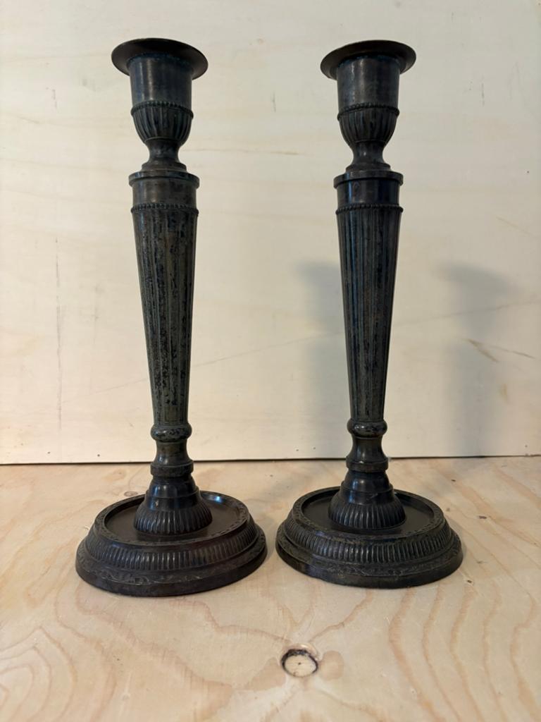 Puntgave bronzen kandelaars met detaillering, 36 cm hoog, Antiek en Kunst, Antiek | Kandelaars, Ophalen of Verzenden, Koper of Brons