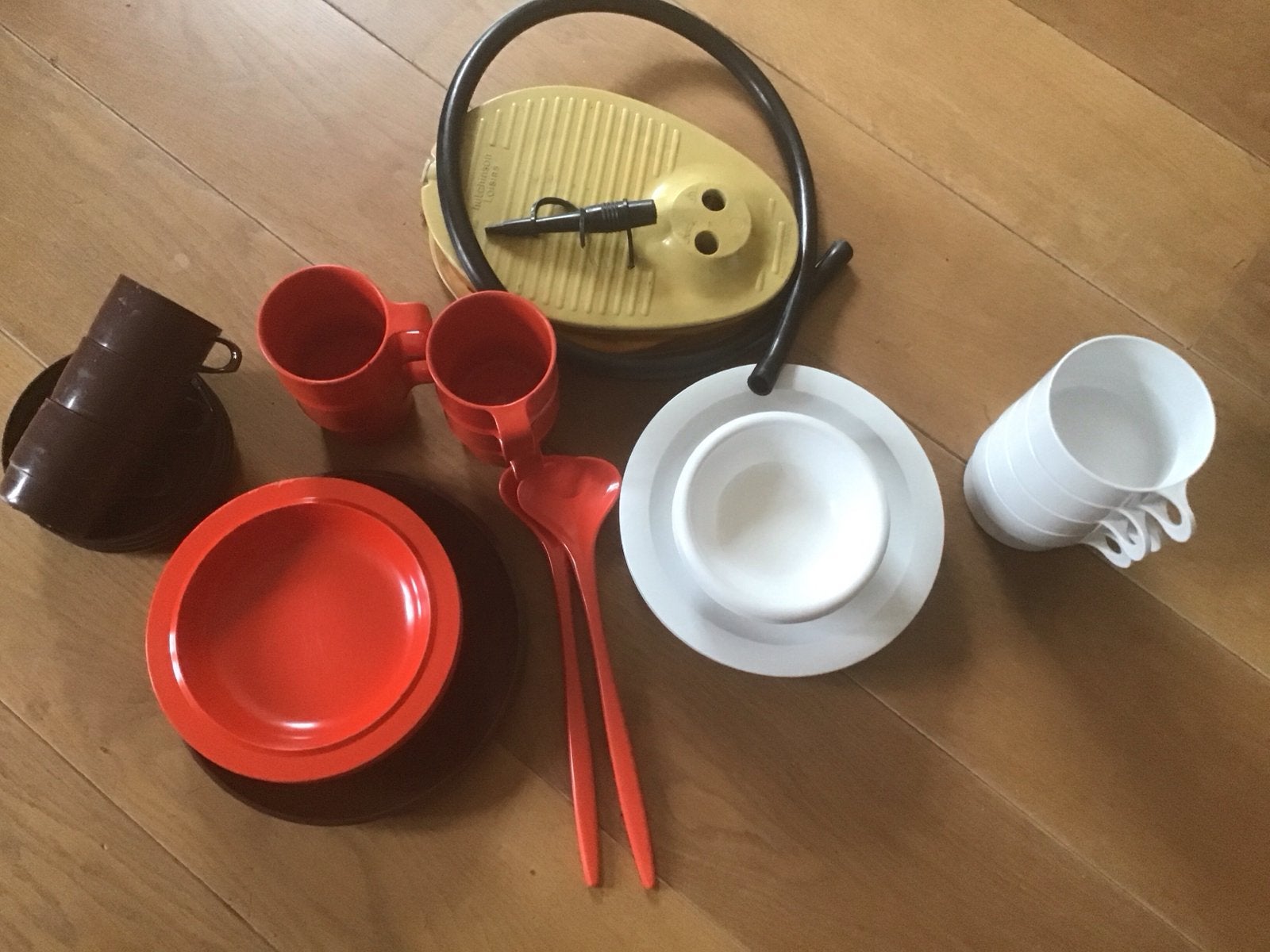 Diverse servies en luchtbedpomp, Ophalen, Gebruikt, Kunststof, Compleet servies