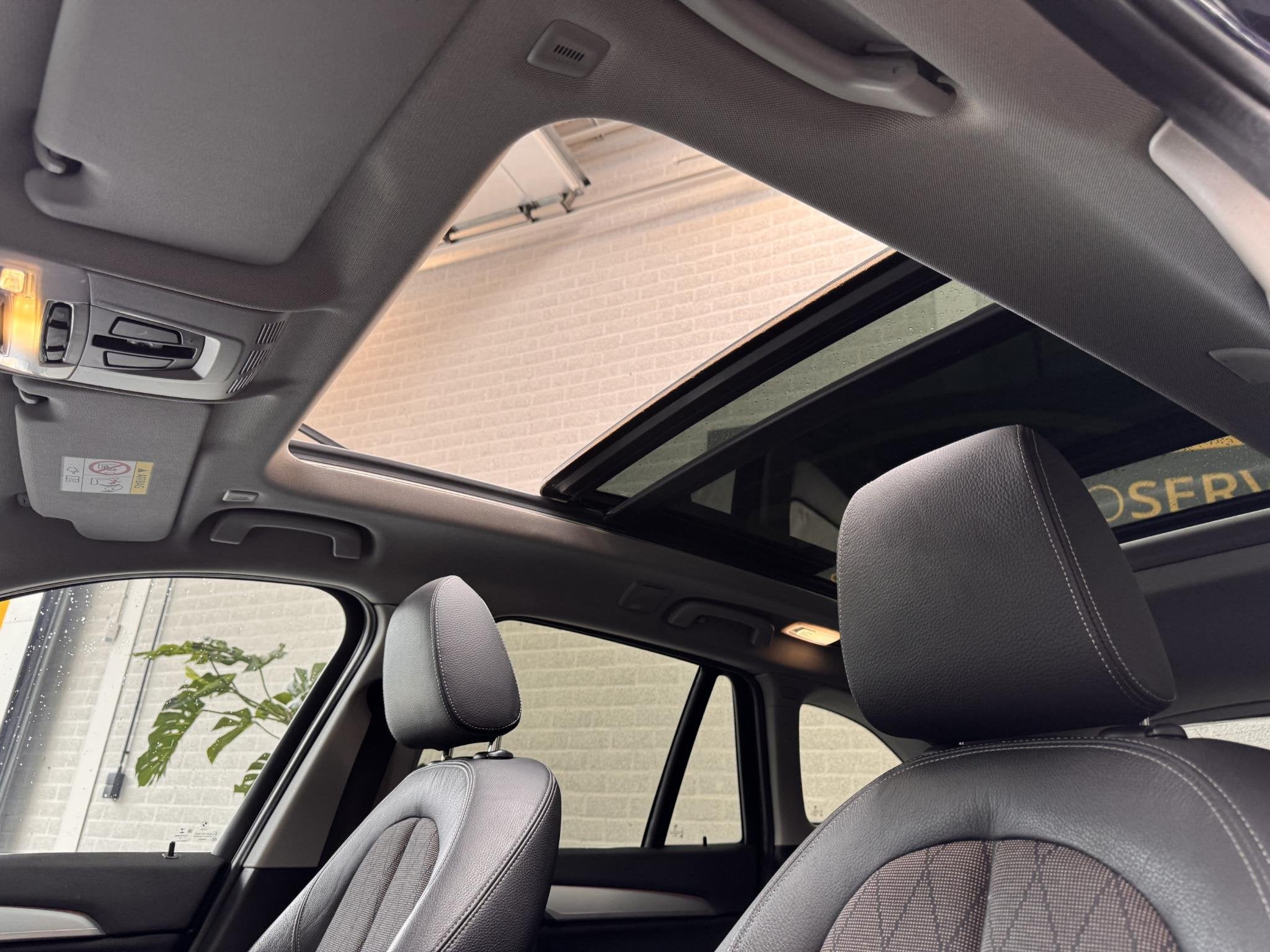 BMW X1 sDrive18i Executive | X-line | Pano | Navi | Camera |, Gebruikt, Euro 6, Blauw, Leder en Stof