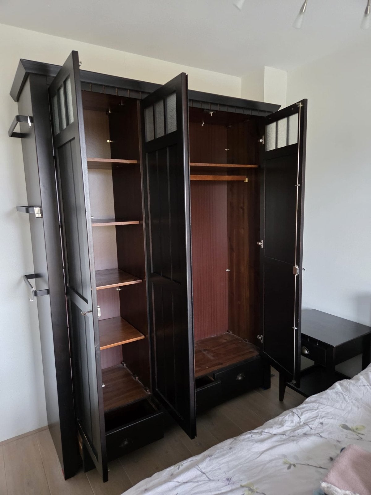 Ruime kledingkast voor volwassen slaapkamer - €80, Huis en Inrichting, Kasten | Kledingkasten, Ophalen, Gebruikt, 100 tot 150 cm