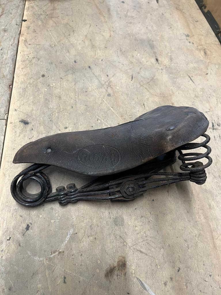 2 stuks antieke fiets zadels, Ophalen of Verzenden, Gebruikt