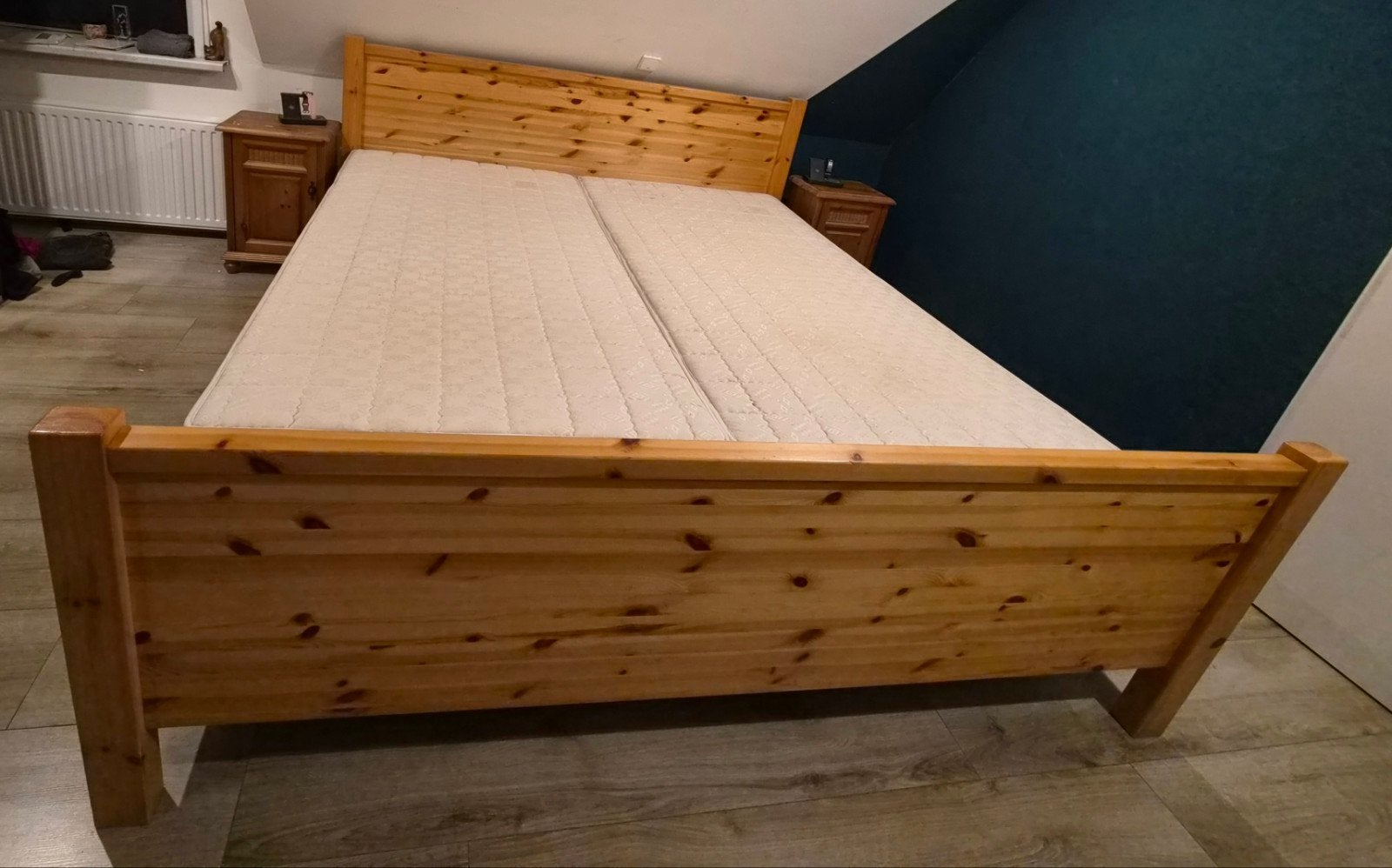 Tweepersoonsbed met matrassen en nachtkastjes (200x220cm), Ophalen, Gebruikt, Tweepersoons, Overige maten