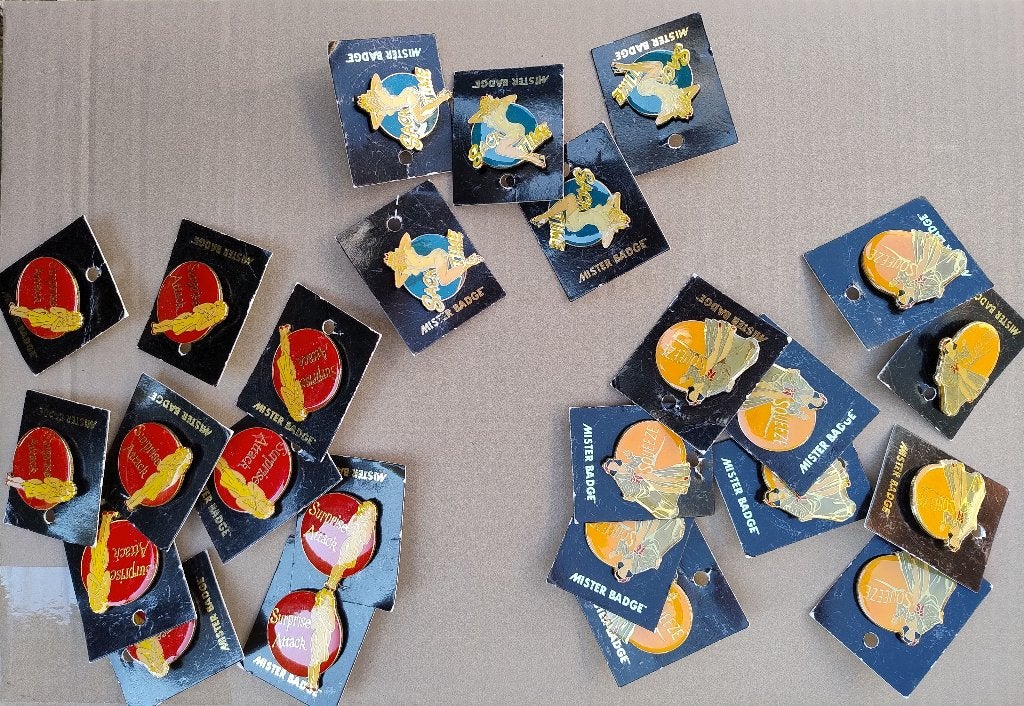 leuke partij van 25 stuks PINUP PINS pin-up girls, Ophalen of Verzenden, Zo goed als nieuw, Figuurtje, Speldje of Pin