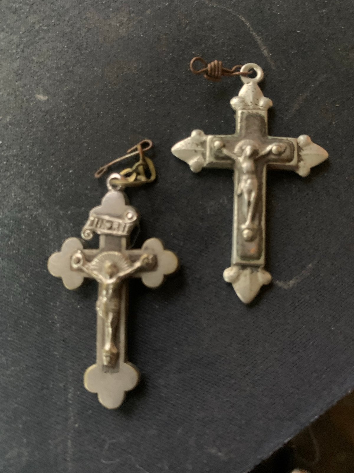 2 Antieke Denk Zilveren Kruisjes met Christusbeeld, Ophalen of Verzenden
