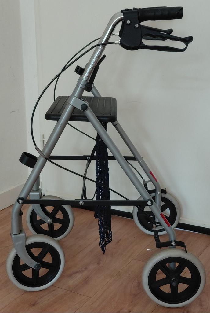 Rollator 'Drive' + Boodschappen netje ( 8.2 kg ), Diversen, Rollators, Zo goed als nieuw, Lichtgewicht, Opvouwbaar, Ophalen