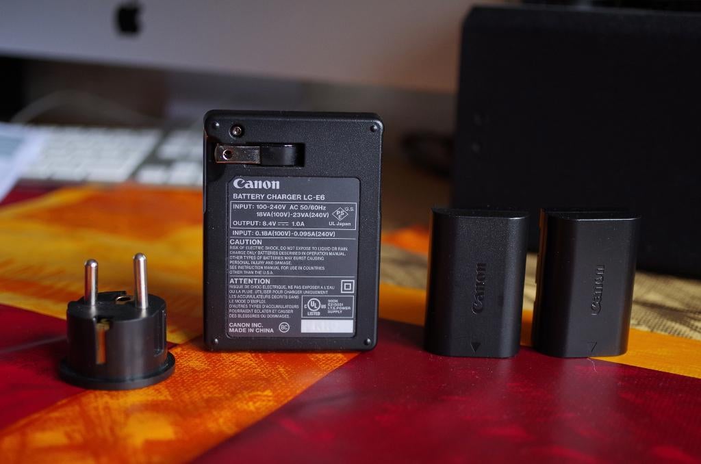 Canon LC-E6 Lader/ Canon LP -E6 (2x), Audio, Tv en Foto, Fotografie | Accu's en Batterijen, Ophalen of Verzenden, Zo goed als nieuw