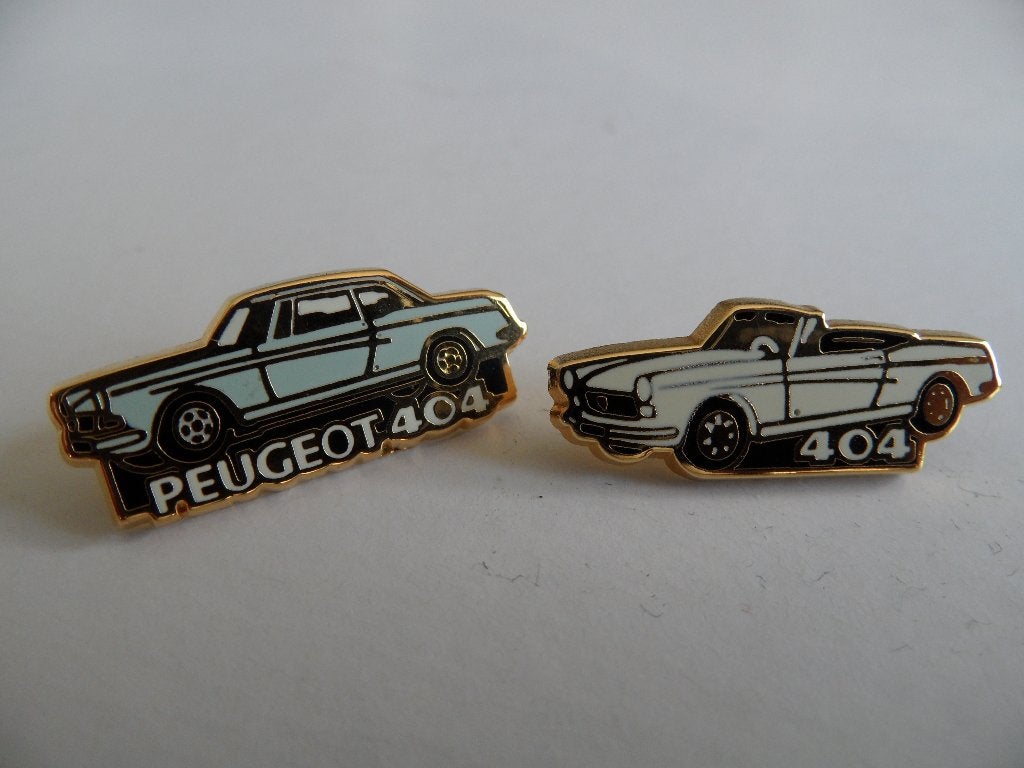 Peugeot 404 cabriolet oldtimerauto speldjes 2 x, geëmailleer, Verzamelen, Verzenden, Gebruikt, Merk, Speldje of Pin