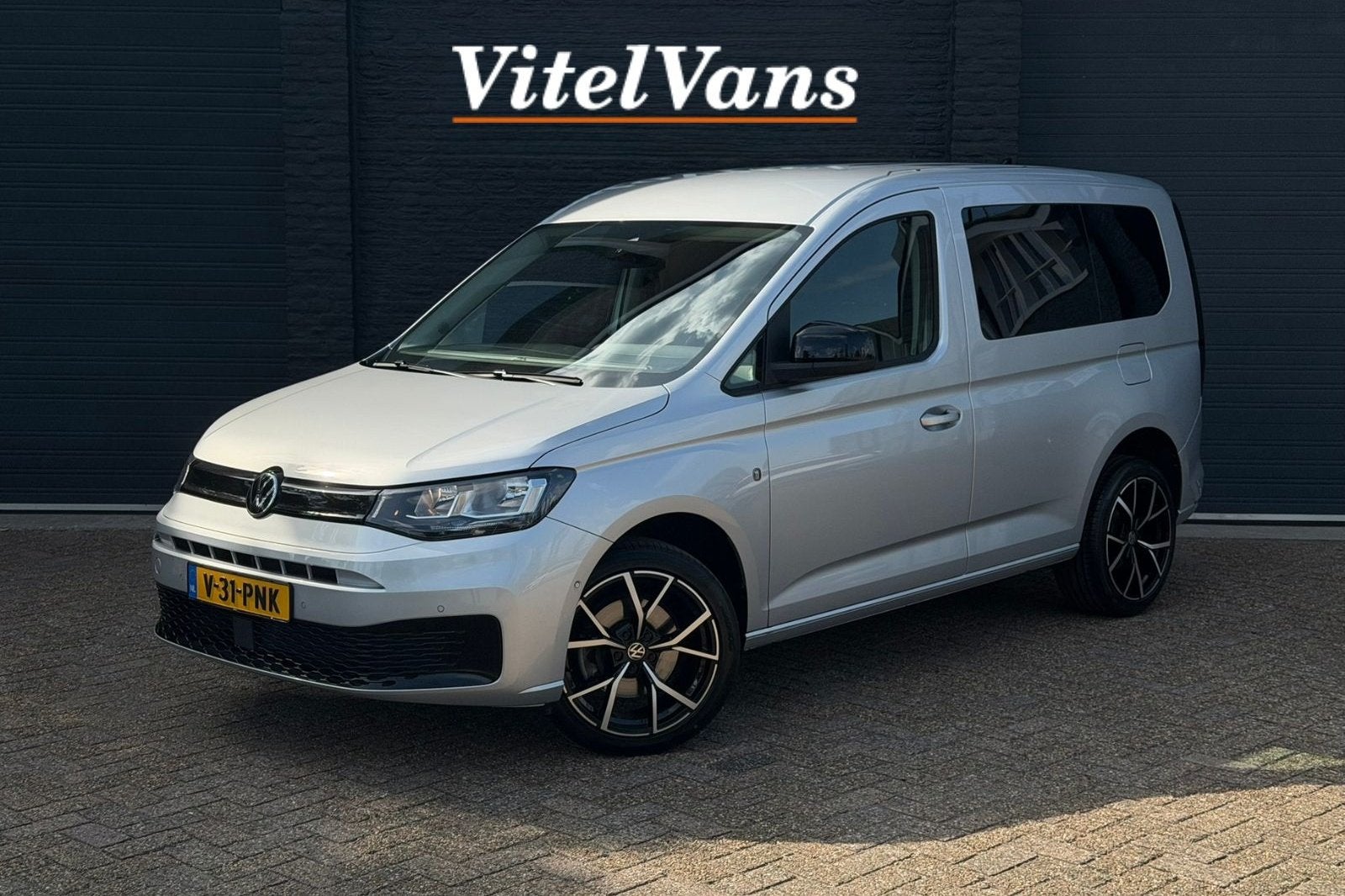 Volkswagen Caddy Cargo 1.5 TSI DSG-7 | Ergo | Camera | Carpl, Auto's, Zwart, 4 cilinders, Met garantie (alle), Volkswagen