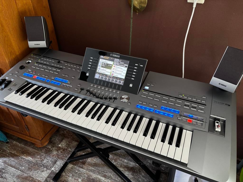 Yamaha Tyros 5 Keyboard met speakers en standaard, Ophalen, 61 toetsen, Yamaha, Zo goed als nieuw