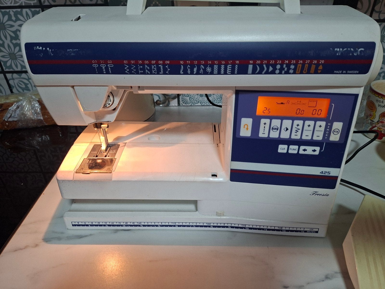 Husqvarna Viking Freesia 425 Naaimachine, Hobby en Vrije tijd, Naaimachines en Toebehoren, Ophalen of Verzenden, Gebruikt, Naaimachine