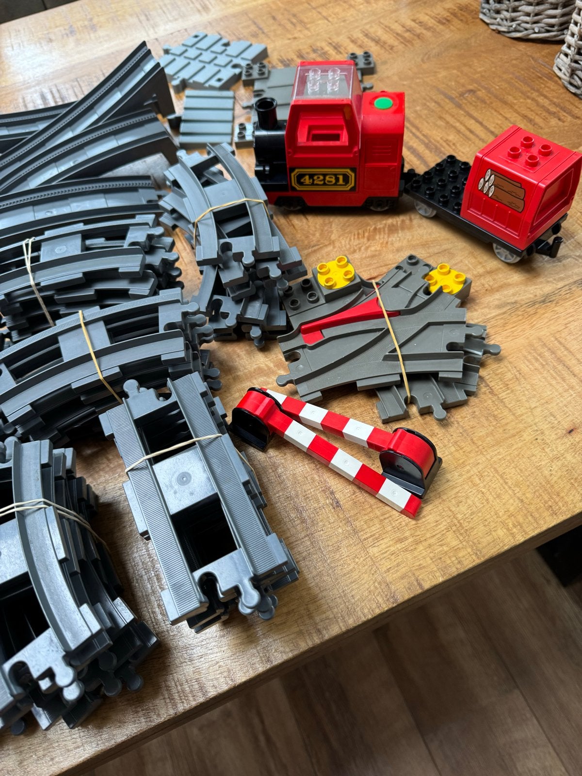 Duplo trein op batterij met rails en overweg