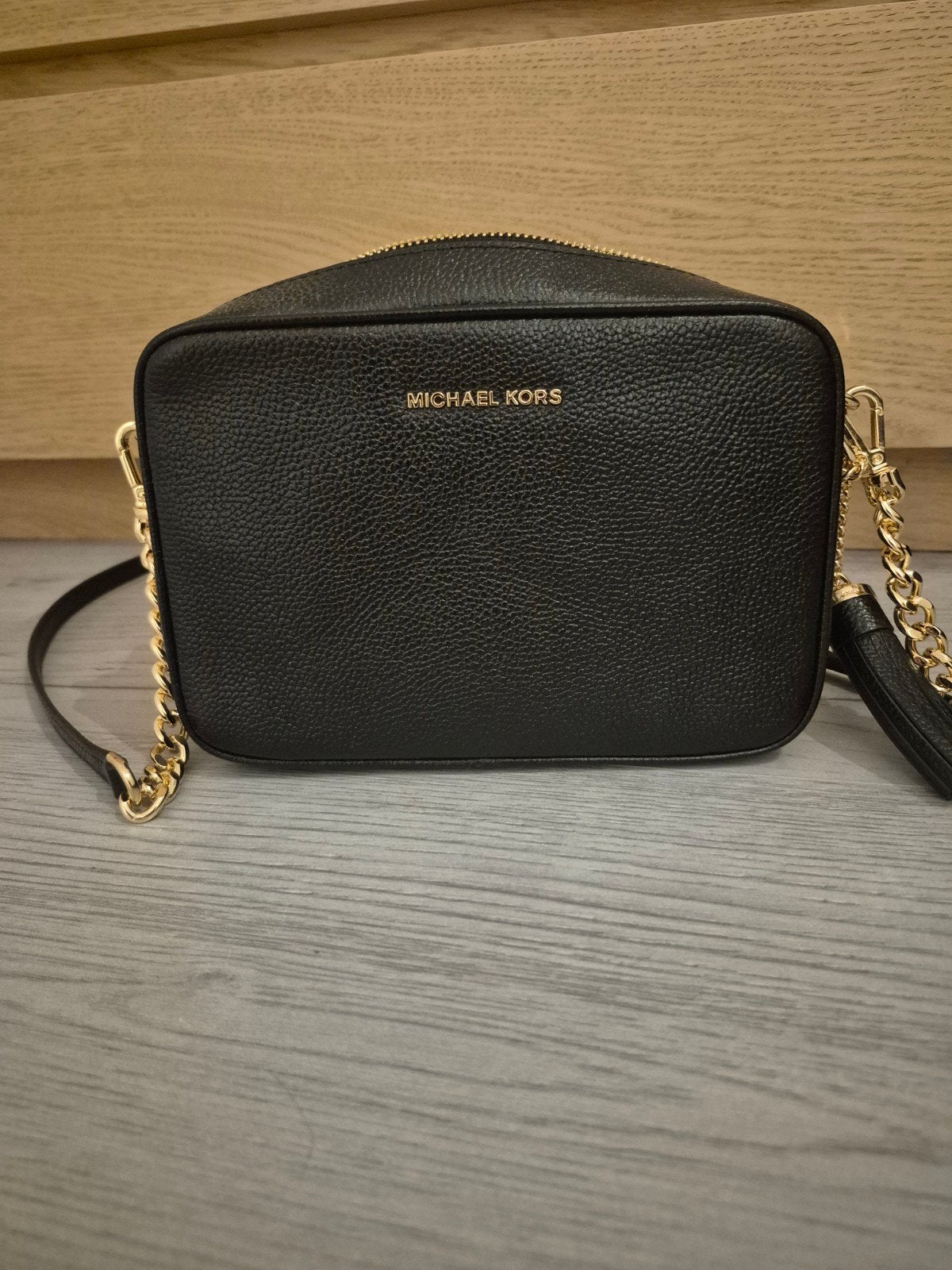 Michael Kors Schoudertasje Zwart Leer Goudkleurige Details, Ophalen of Verzenden, Zo goed als nieuw, Zwart, Schoudertasje