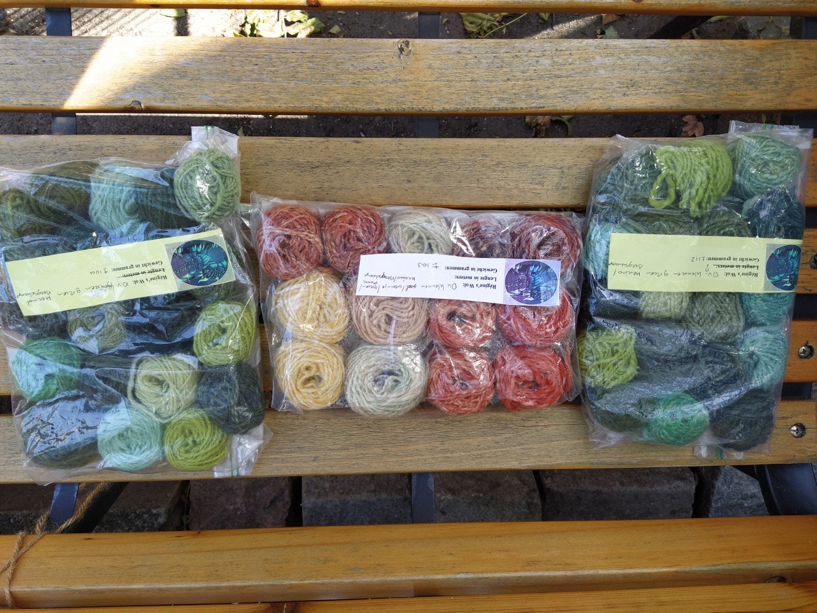 zelfgesponnen bolletjes wol (Merino/bergschaap) €10 p.zakje, Ophalen of Verzenden, Nieuw, Breien of Haken, Wol of Garen
