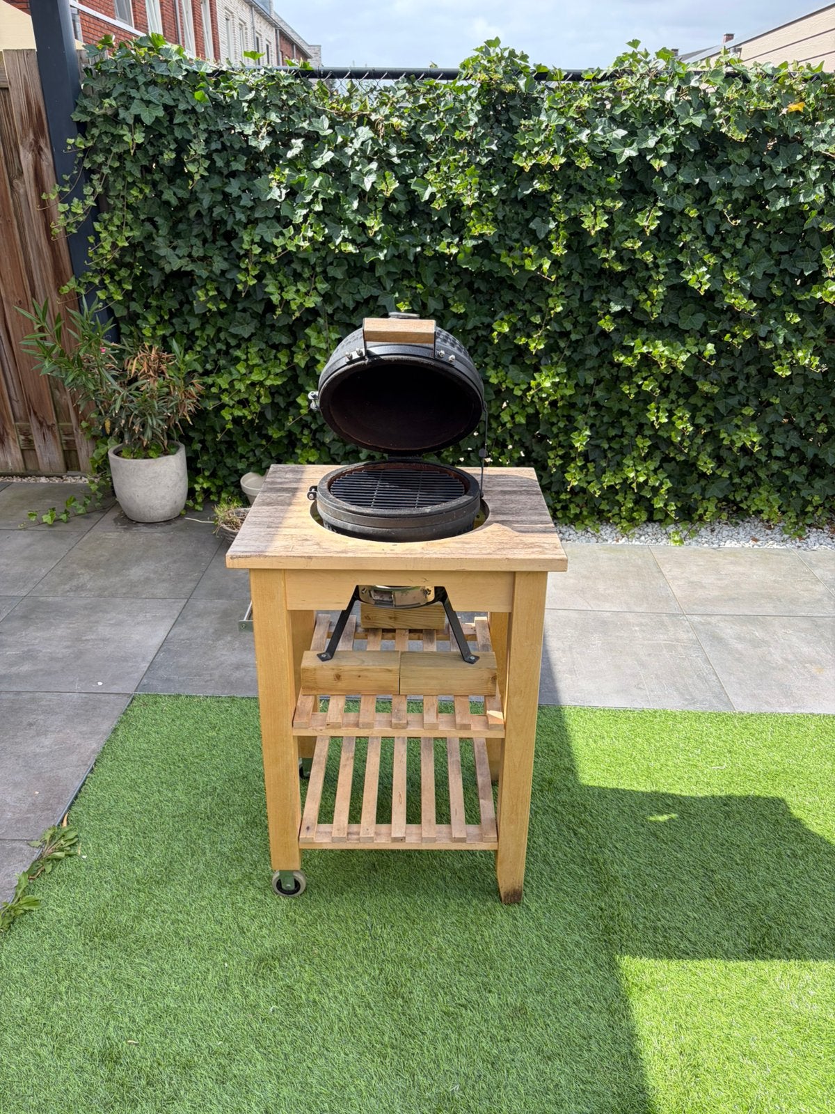 Kamado BBQ met houten tafel en hoes. Rooster Ø28 cm, Ophalen, Gebruikt