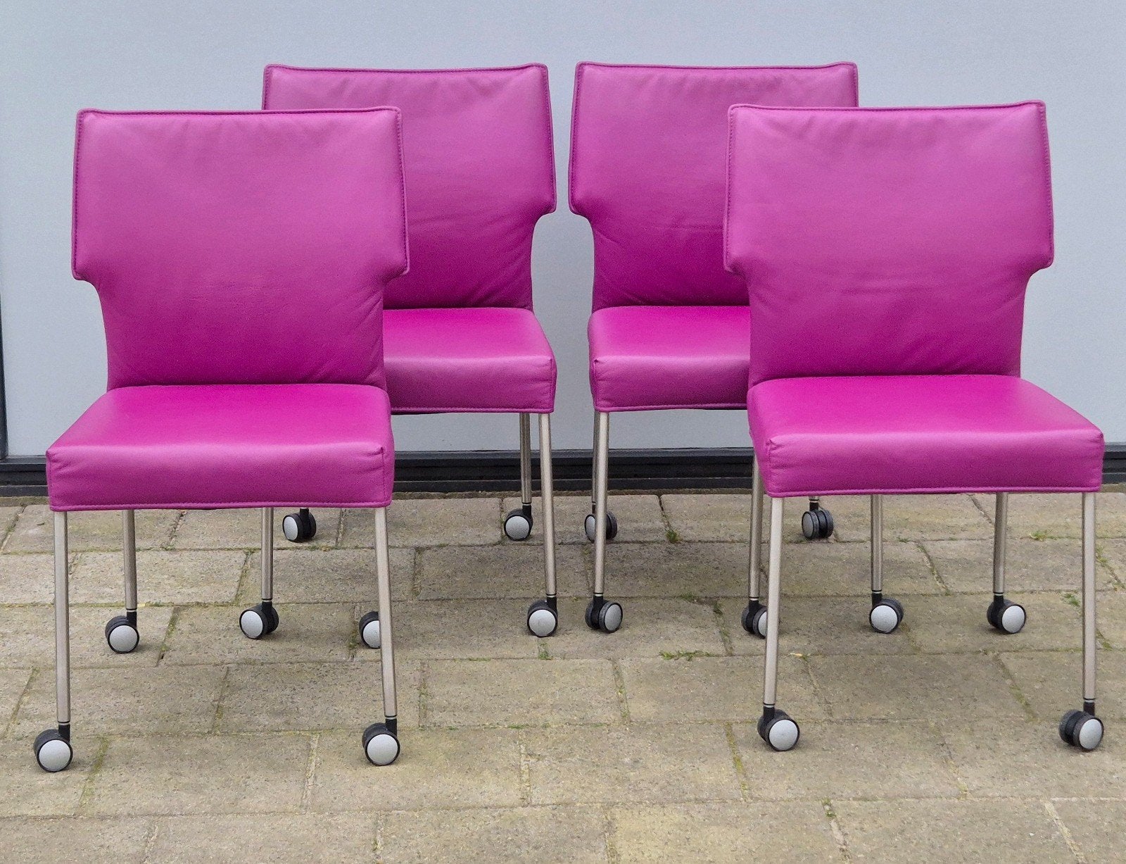 Design on stock Yaka eetkamerstoelen rvs leer fuchsia 4 stuk, Ophalen, Overige kleuren, Zo goed als nieuw, Vier
