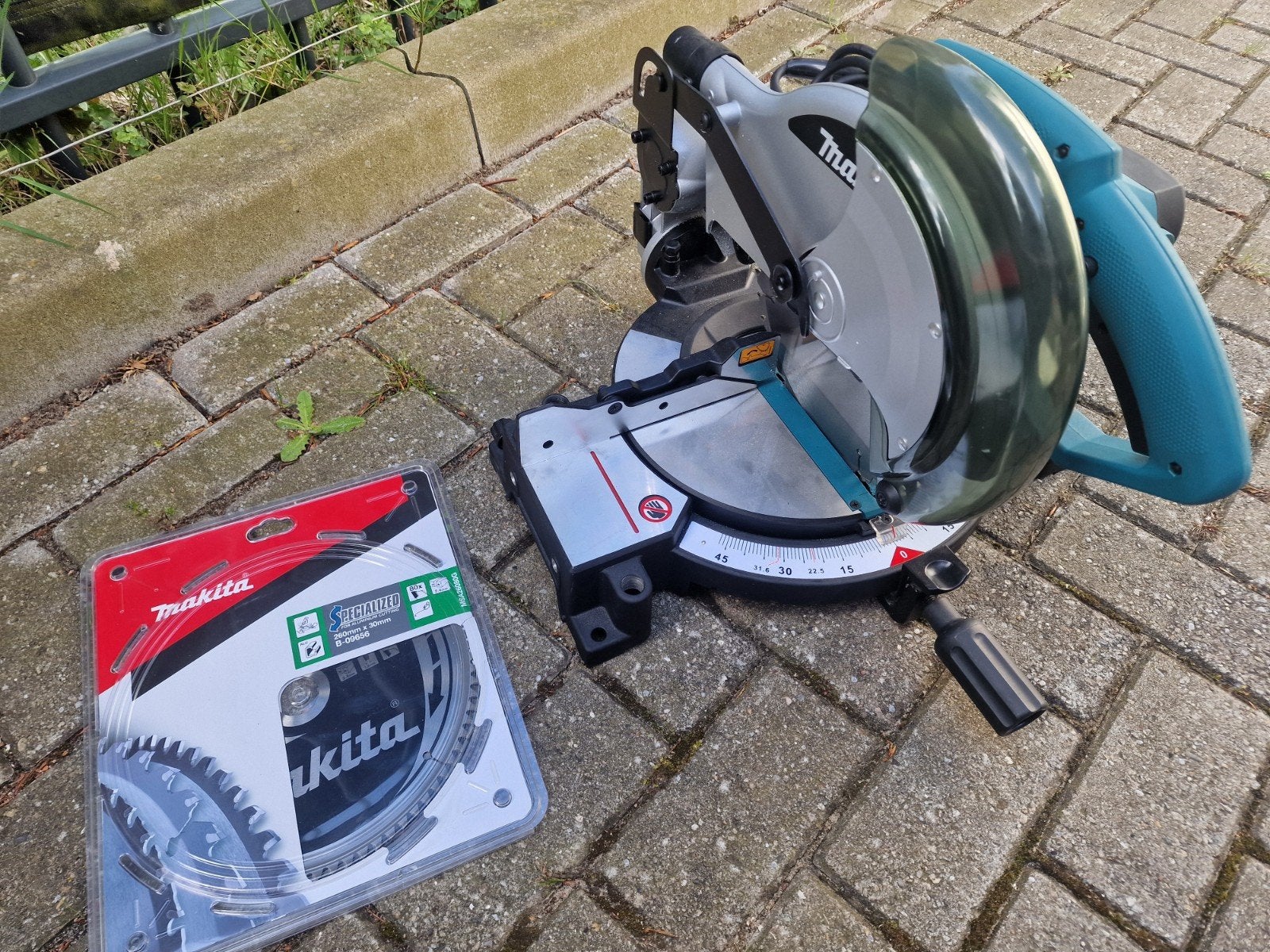 Makita afkortzaag, Doe-het-zelf en Verbouw, Ophalen of Verzenden, Zo goed als nieuw, Afkortzaag, 30 tot 70 mm