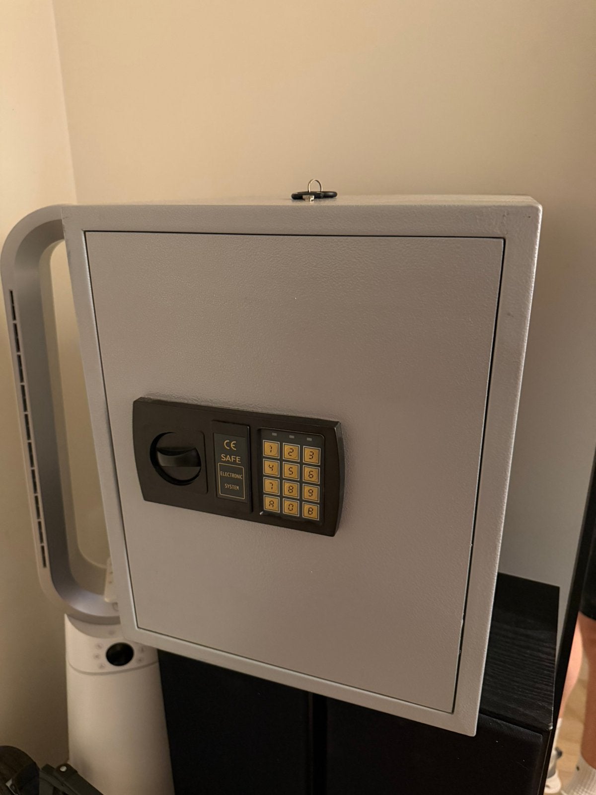 Stevige elektronische kluis met cijferslot/sleutels 45x37x38, Ophalen