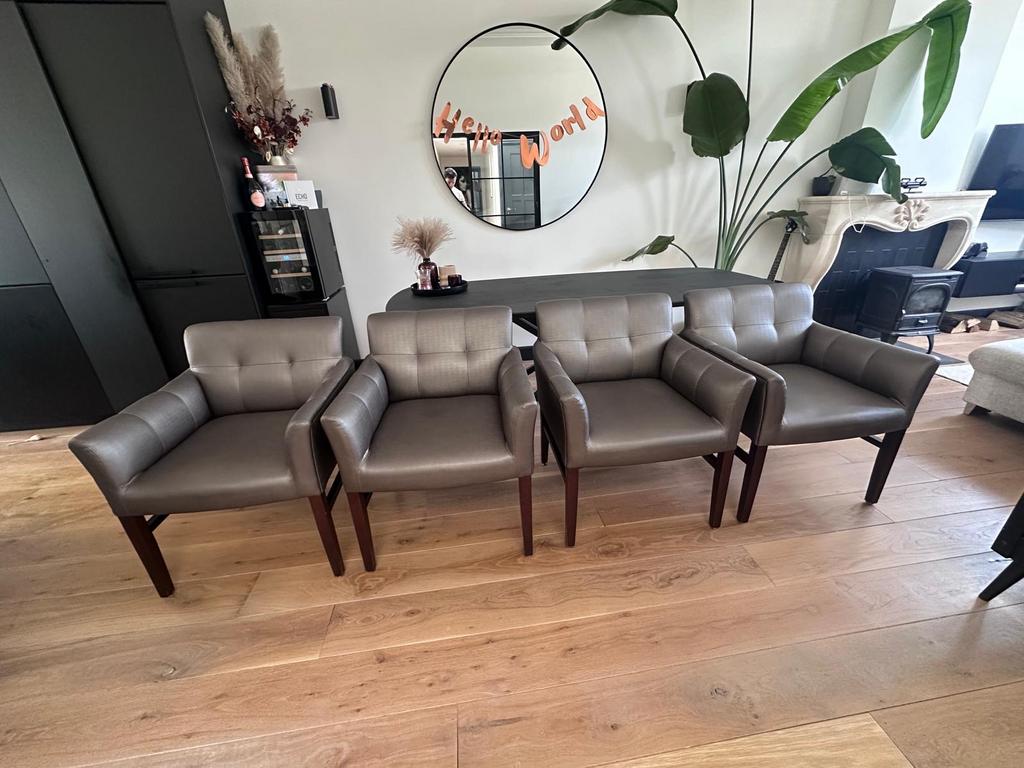 Set van 4 moderne eetkamerstoelen - Grijs leerlook, Ophalen, Leer, Zo goed als nieuw, Vier