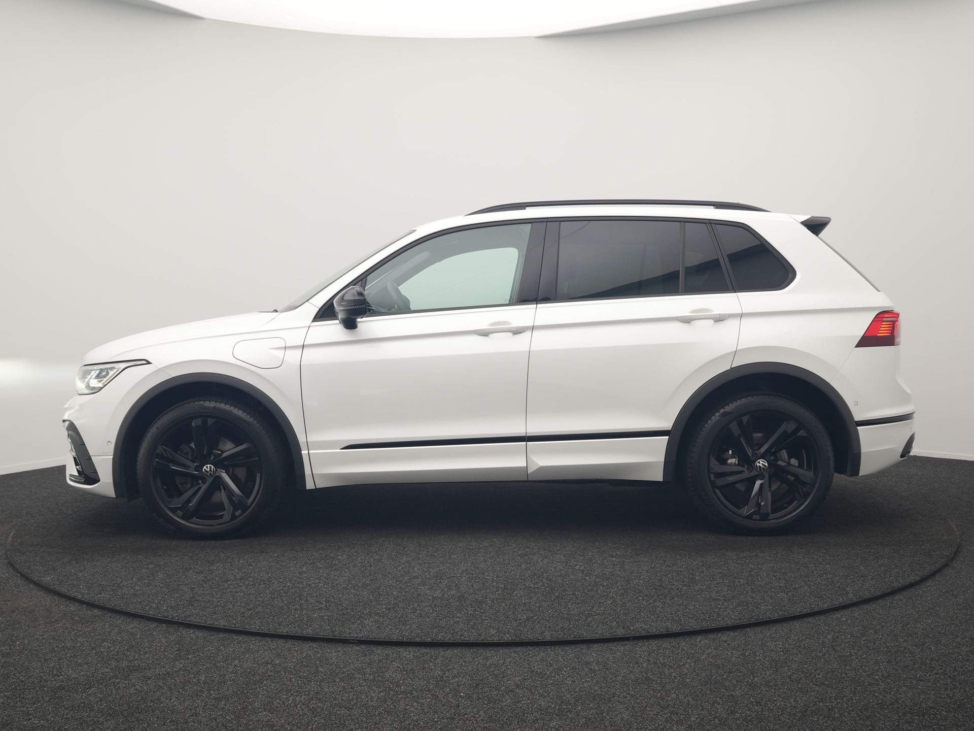 Volkswagen Tiguan 1.4 TSI eHybrid R-Line PHEV 245pk Dealer O, Auto's, Zwart, 4 cilinders, Alcantara, Hybride Elektrisch/Benzine