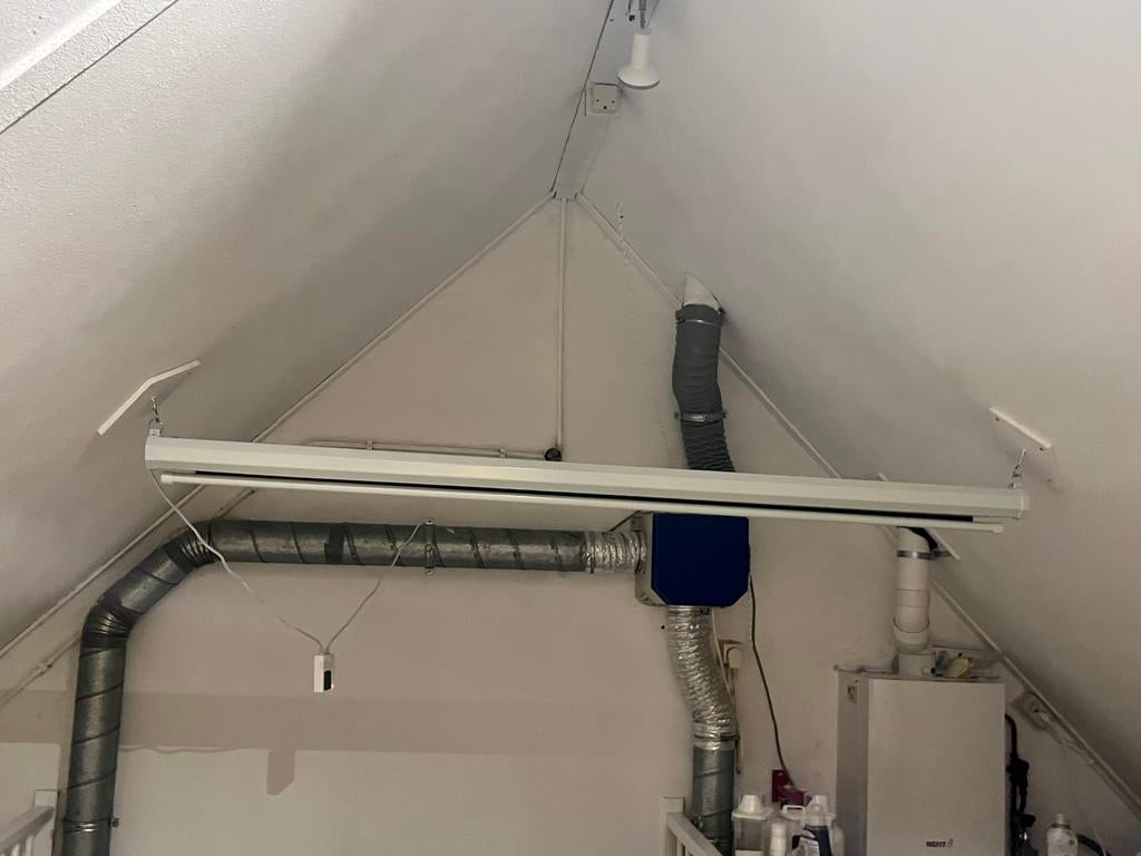 Projectiescherm met afstandsbediening – 84 inch, Ophalen, Zo goed als nieuw