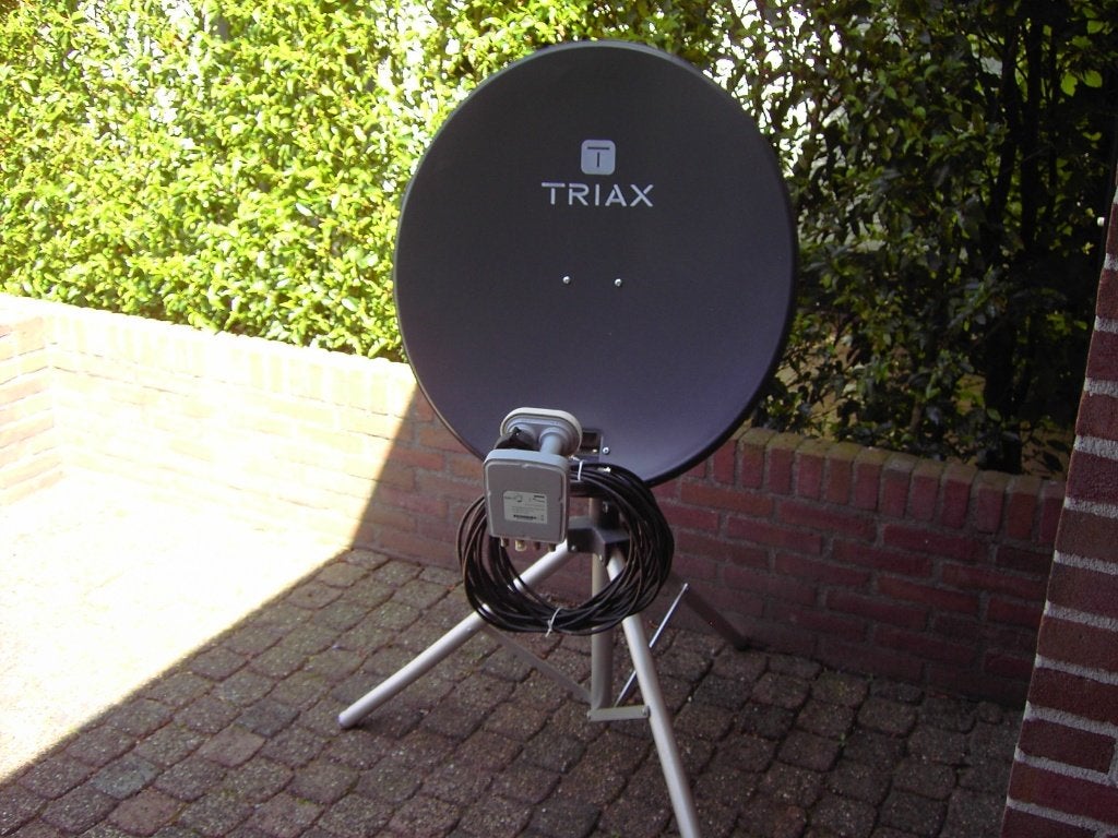 schotel antenne TRIAX mobiel met standaard  div. zie fotos, Audio, Tv en Foto, Schotelantennes, Ophalen, Gebruikt, (Schotel)antenne-accessoires