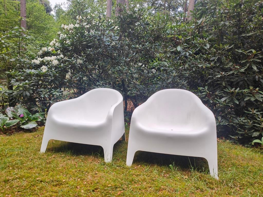 Twee witte Ikea Skarpo tuinstoelen, Ophalen, Zo goed als nieuw, Kunststof, Stapelbaar