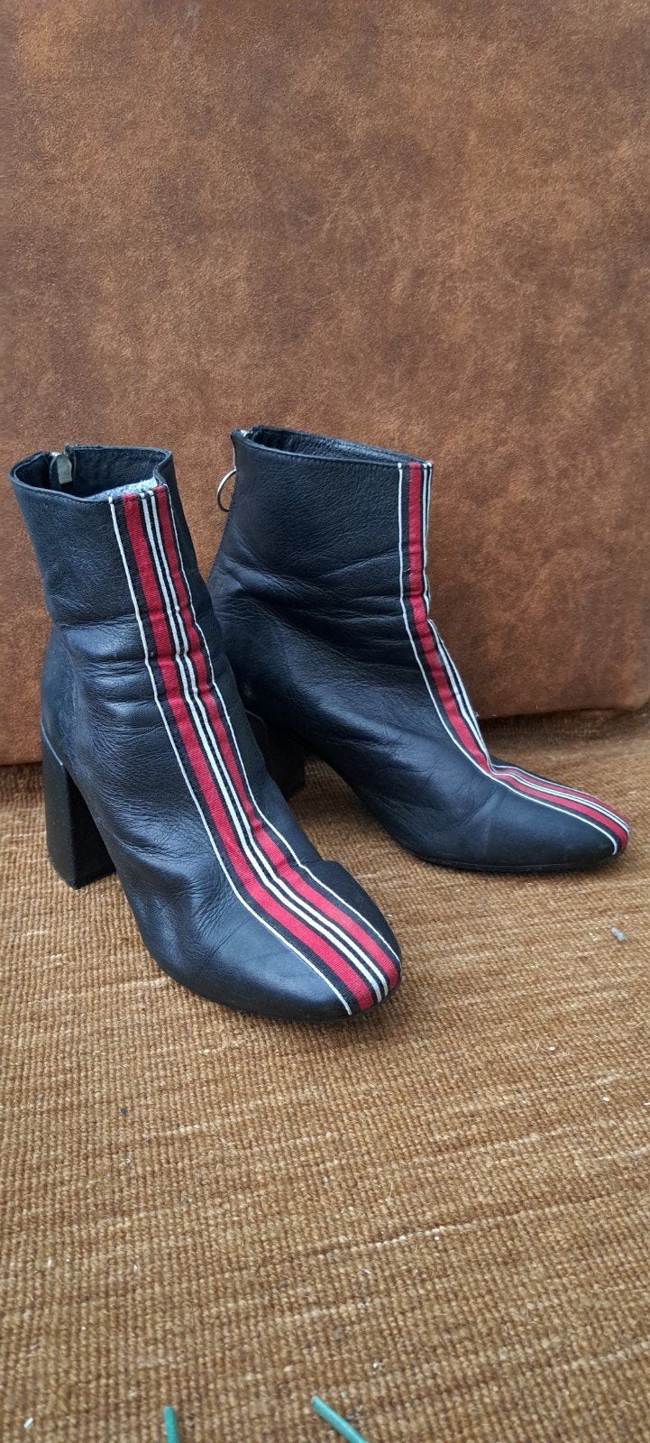 Zwarte leren enkellaarzen met rode en witte strepen, Kleding | Dames, Schoenen, Zwart, Lage of Enkellaarzen, Ophalen of Verzenden