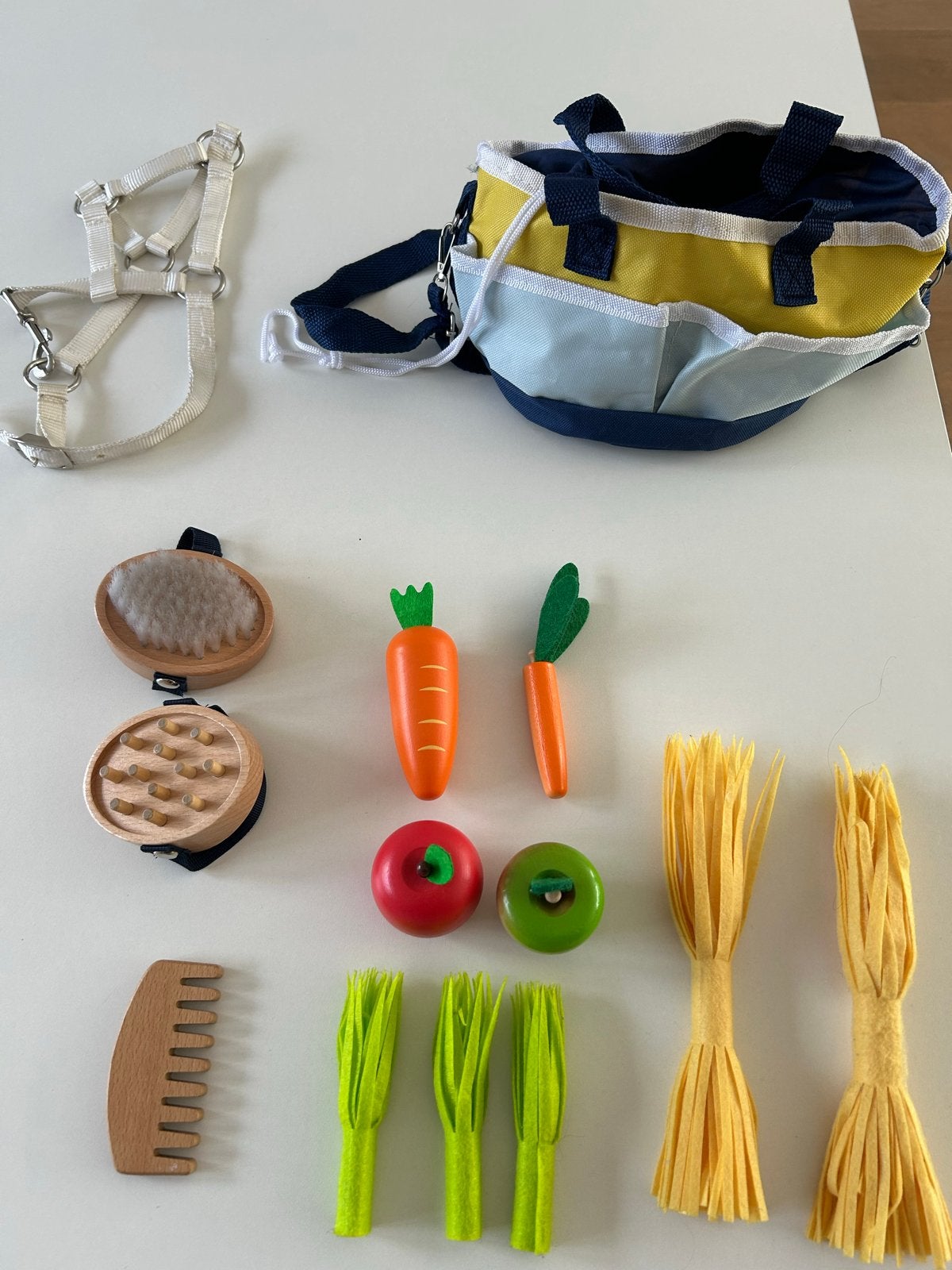 Paardenverzorgingsset met tas en voer voor speelgoedpaard, Ophalen of Verzenden, Gebruikt