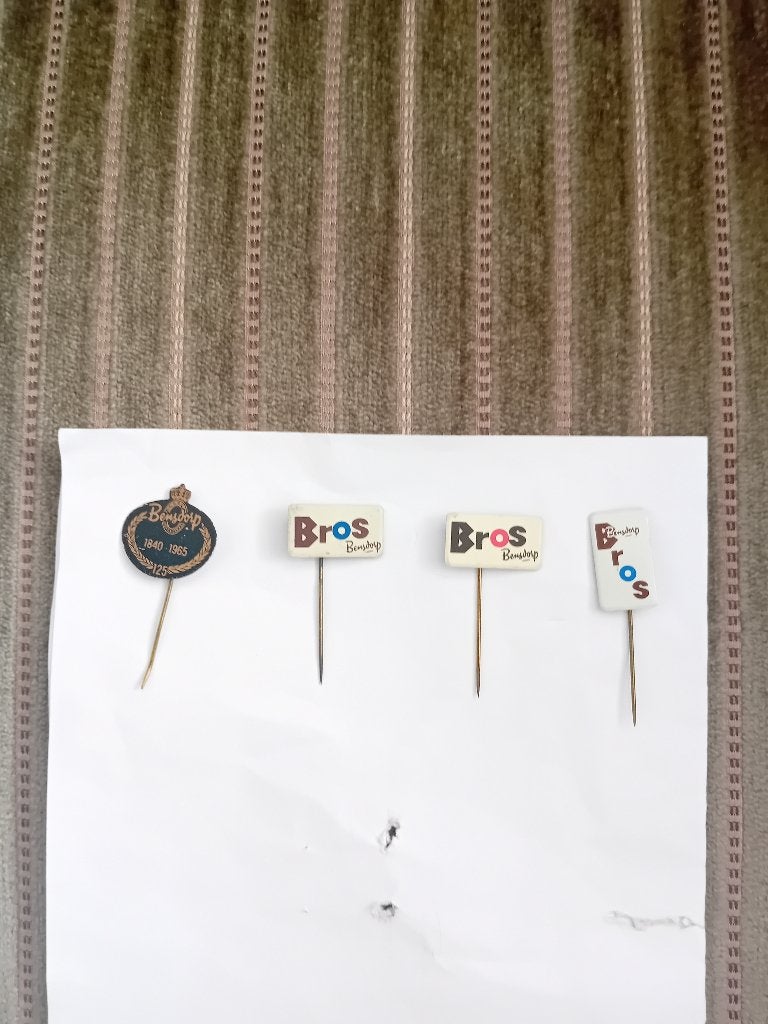 4 pins - BROS, Ophalen of Verzenden, Zo goed als nieuw, Merk, Speldje of Pin