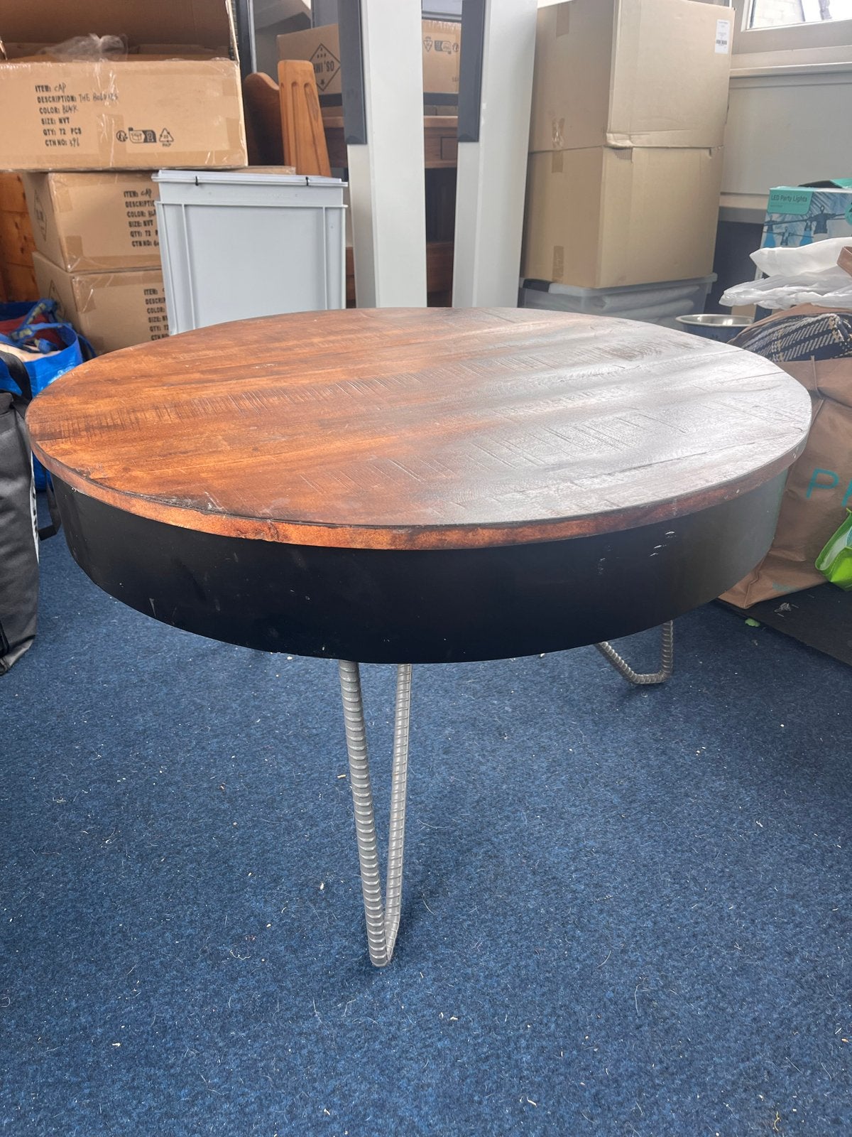 Ronde salontafel met houten blad en metalen poten, 50 – 75, Gebruikt, Rond, Overige houtsoorten