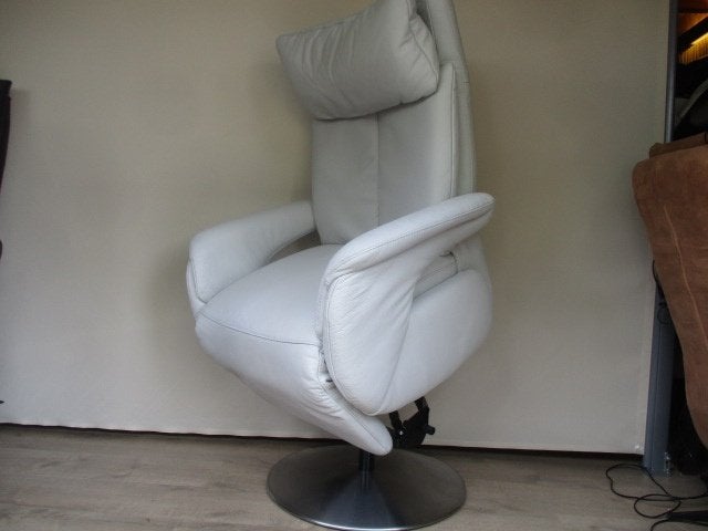 NIEUWSTAAT Himolla sta-op relaxfauteuil lichtgrijs leder XXL, Huis en Inrichting, Fauteuils, 75 tot 100 cm, Zo goed als nieuw