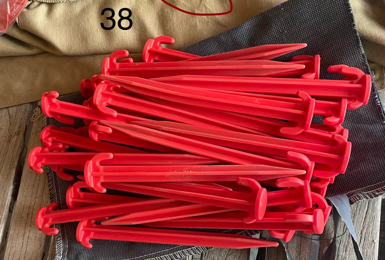 38 rode kunststof tent  haringen, Ophalen of Verzenden, Zo goed als nieuw