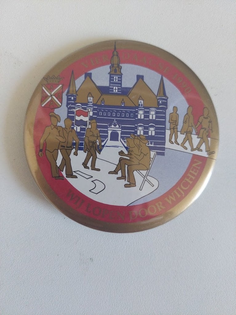 NIJMEGENSE VIERDAAGSE BUTTON 1990 lopen door WIJCHEN, Ophalen of Verzenden, Zo goed als nieuw, Overige typen