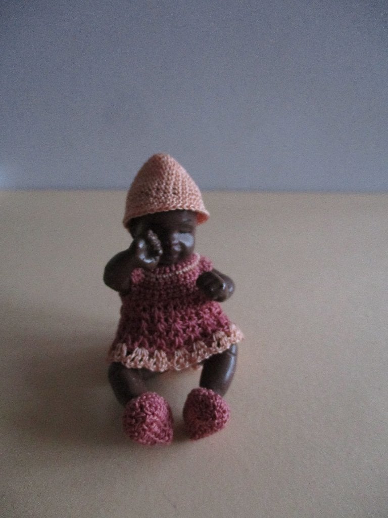 poppenhuis donkere baby handgemaakt, Ophalen of Verzenden, Zo goed als nieuw, Popje