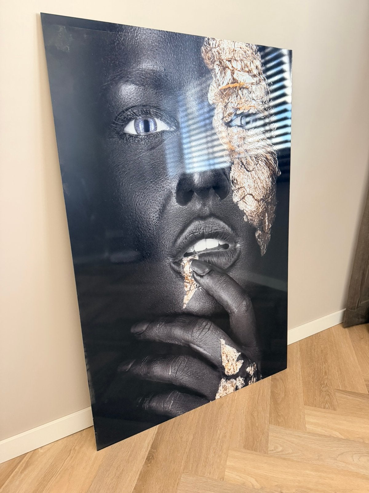 Grote AluArt Mondiart wanddecoratie 80x120 cm – zwart/goud, Ophalen, Zo goed als nieuw, Schilderij