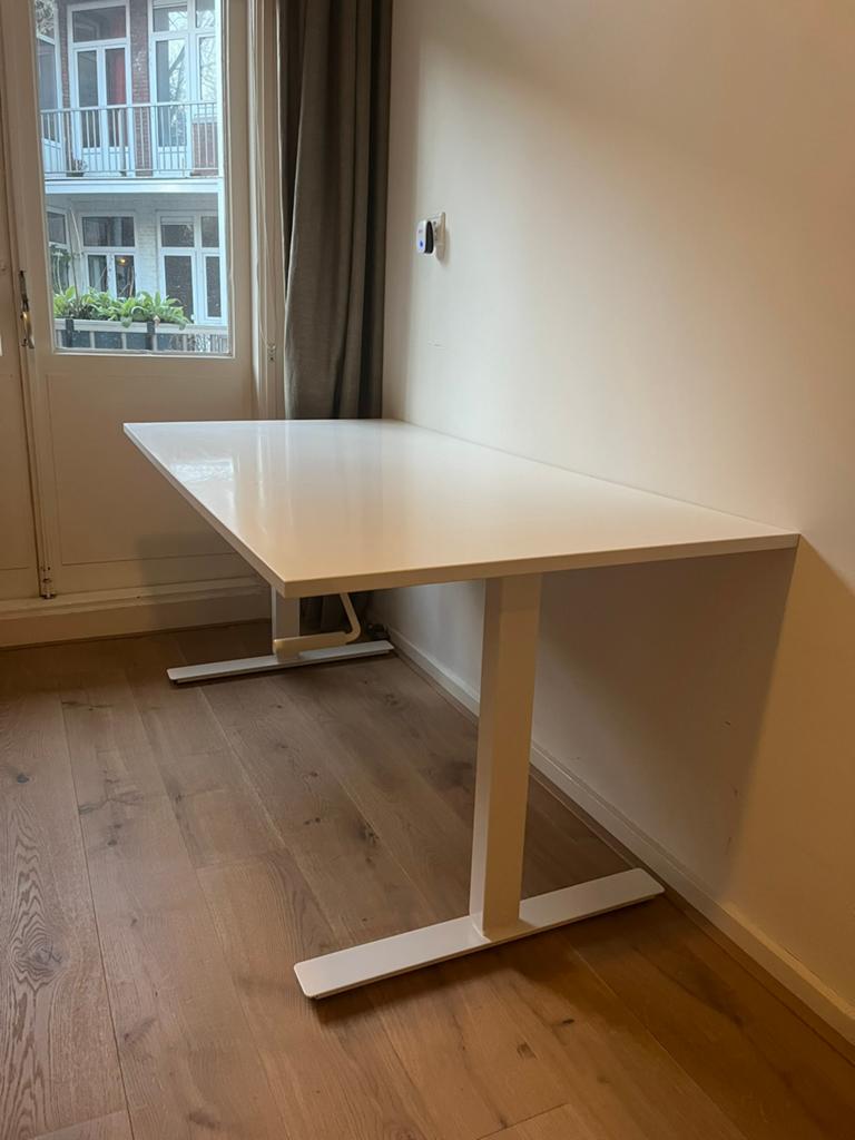 IKEA SKARSTA Zit-sta bureau wit (704.585.66), Huis en Inrichting, Bureaus, Ophalen, Gebruikt, Spaanplaat of MDF, IKEA
