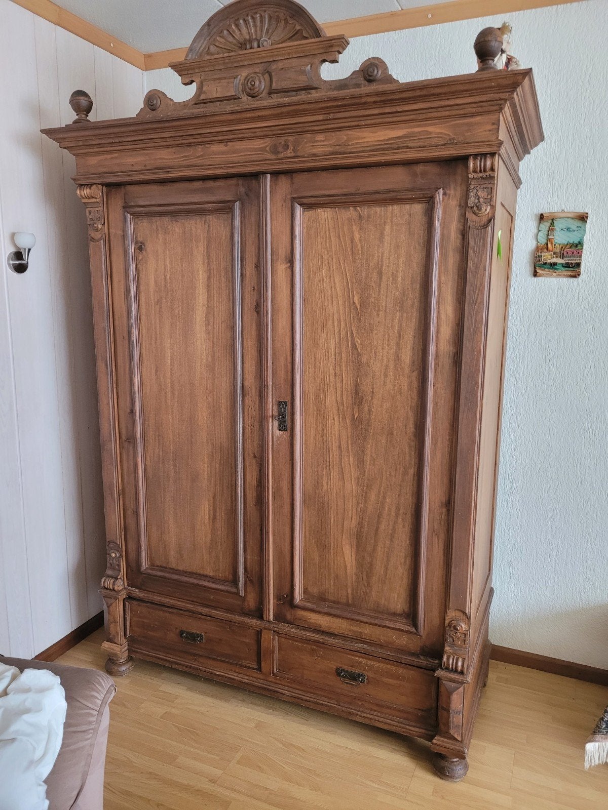 Antieke Houten Kledingkast met Sierlijke Details, Ophalen