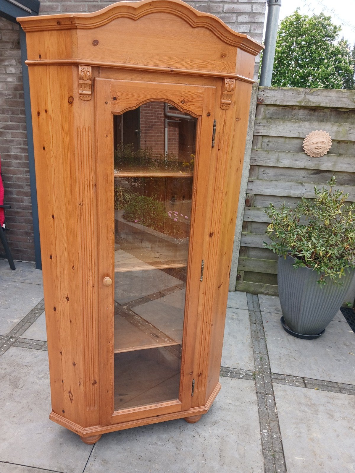 Houten hoekkast met glazen deur, Ophalen