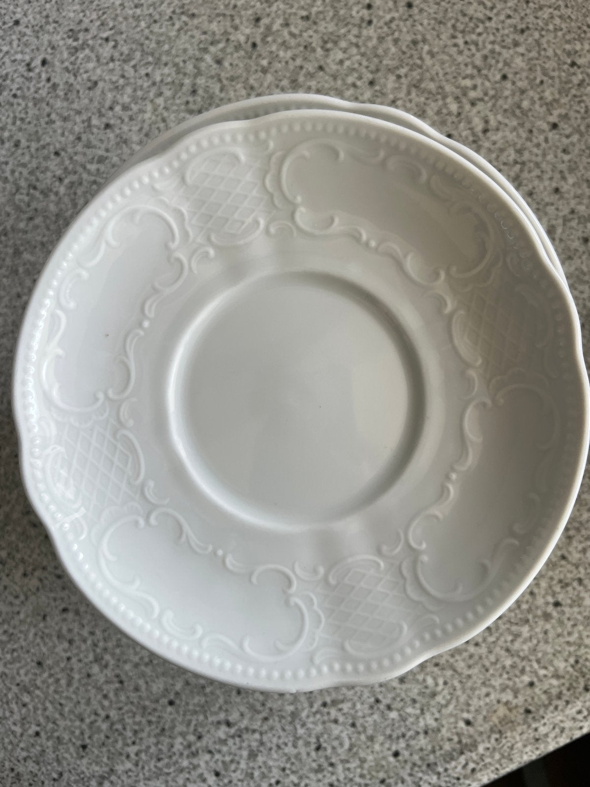 Set van 10 witte borden met reliëf, Huis en Inrichting, Keuken | Servies, Ophalen, Zo goed als nieuw, Keramiek, Bord(en)