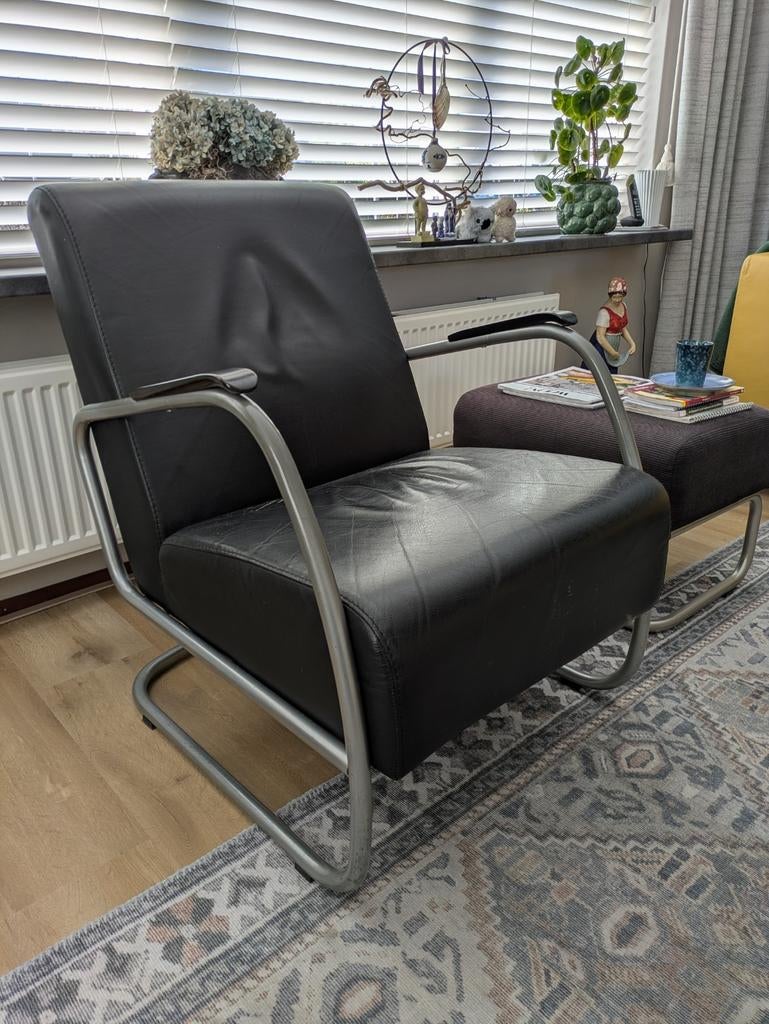 Comfortabele zwarte fauteuil met metalen frame, Gebruikt, Modern, Industrieel, 75 tot 100 cm, Ophalen of Verzenden