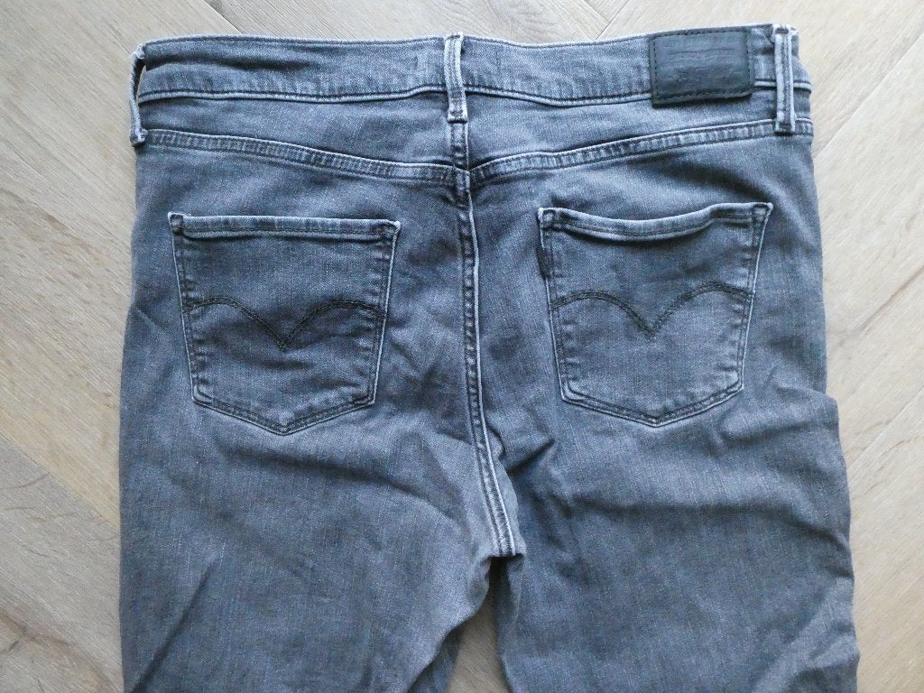 Grijze Levi 311 Shaping Skinny spijkerbroek maat 31-30, Ophalen of Verzenden, Zo goed als nieuw, W30 - W32 (confectie 38/40), Grijs