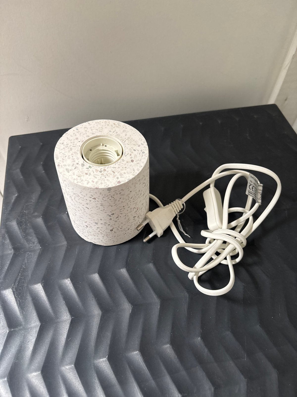 IKEA tafellamp - Modern en minimalistisch design, Huis en Inrichting, Lampen | Tafellampen, Ophalen, E14 (klein), Wit, Zo goed als nieuw